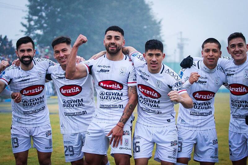 Los jugadores del Potro Solitario, después de vencer a Trasandino.