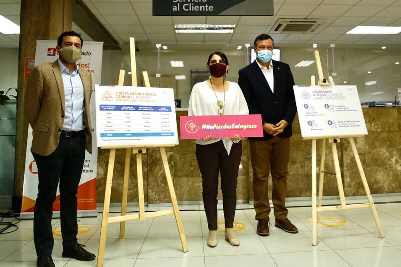 Santiago, 12 de noviembre de 2020
La ministra de Desarrollo Social, Karla Rubilar, junto al subsecretario de Servicios Sociales, Sebastian Villarreal y al presidente de BancoEstado, Sebastian Sichel, lanza la campana NoPierdasTuIngreso, para incentivar el cobro del Ingreso Minimo Garantizado que entrega un subsidio para que ningun trabajador del pais gane menos de $300 mil liquidos.
Esteban Zuniga/Aton Chile