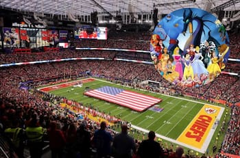 El divertido momento en donde un recordado personaje de Disney entró al campo del Super Bowl