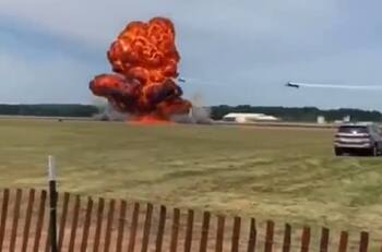 VIDEO | El conductor falleció: Camión chocó y explotó durante un espectáculo aéreo en Michigan