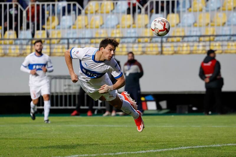 Gonzalo Tapia marcó uno de los tantos de la UC ante Glorias Navales. Agencia Aton