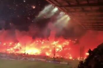 Hinchas del Aris de Grecia hicieron la salida más impresionante en la historia