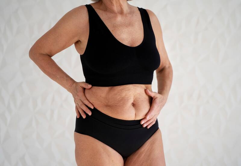 Con este ejercicio matutino sencillo ya no tendrás que luchar con el botón del pantalón | Foto: Freepik