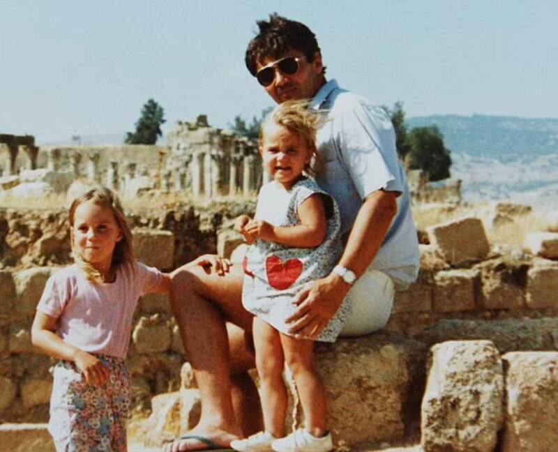La princesa de Gales en las ruinas de un asentamiento romano en Jerash junto a su papá, Miachel, y su hermana, Pippa.
