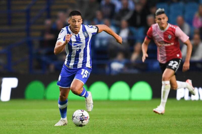 El seleccionado nacional destacó en su estreno oficial con el Sheffield Wednesday en el Championship.