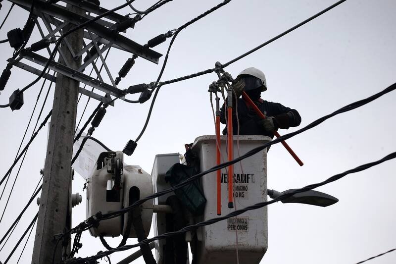 A esta hora, personal de las distintas compañías eléctricas trabajan para reponer el servicio en su totalidad lo antes posible.