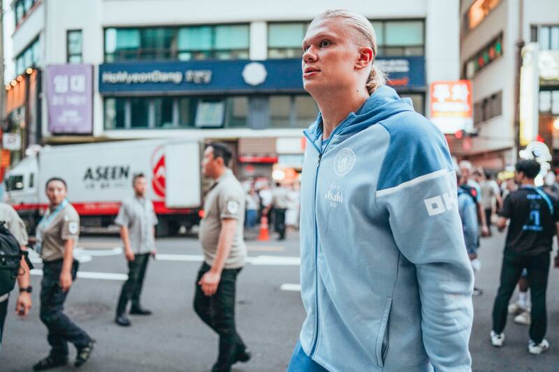 El noruego Erling Haaland, en su llegada a Seúl. Foto: @ManCity