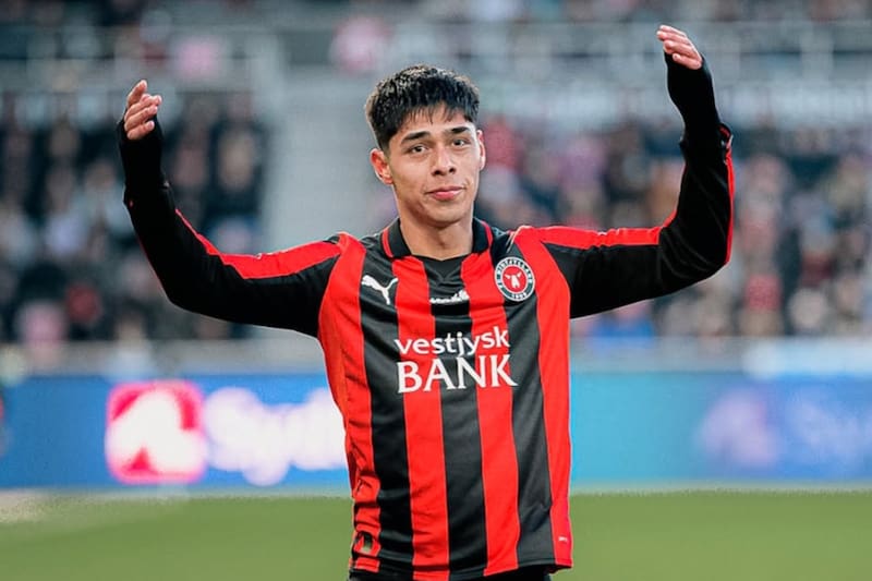 La Roma avanza en su interés por el delantero chileno. Foto: @fcmidtjylland