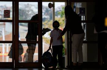 Clases presenciales: revisa las comunas de la Región Metropolitana que volverán y las que no este lunes