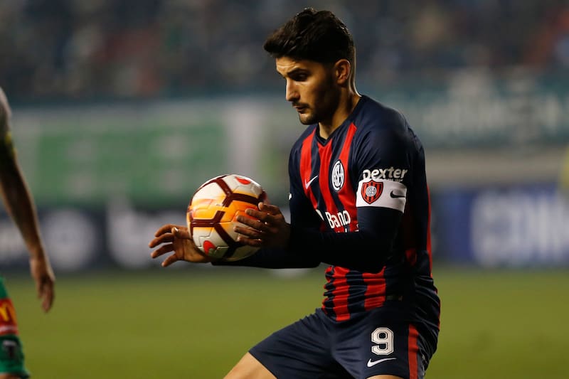 El delantero argentino fue capitán en San Lorenzo. En la fotografía, cuando enfrentó a Deportes Temuco por Copa Sudamericana, en 2018.
