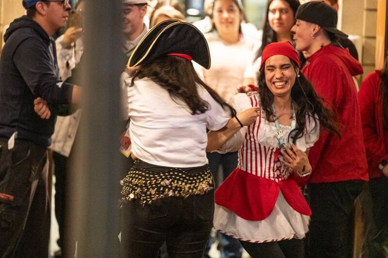 Las noches de amigos son eventos creados exclusivamente para que los adultos también puedan disfrutar del parque de entretenciones.