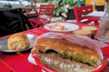 No solo pizzas: Esta picada italiana sorprende con un exquisito sándwich de focaccia que debes probar