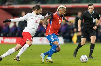 VIDEO | Seguridad máxima: luego de ganarle a Chile la selección de Polonia viaja a Qatar custodiada por aviones de combate