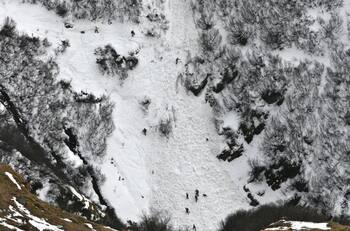 Avalancha mata al menos 25 combatientes talibanes en Afganistán