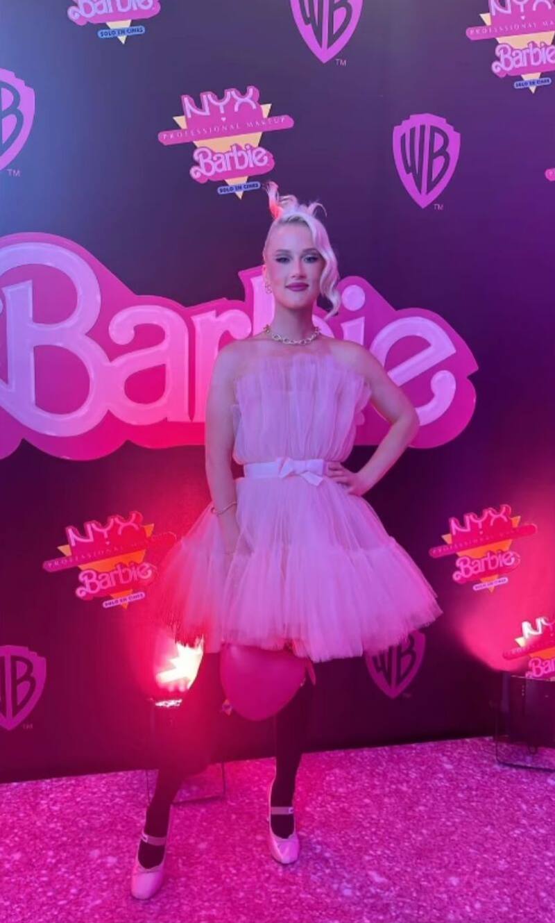 Vesta Lugg en la alfombra rosa de "Barbie".
