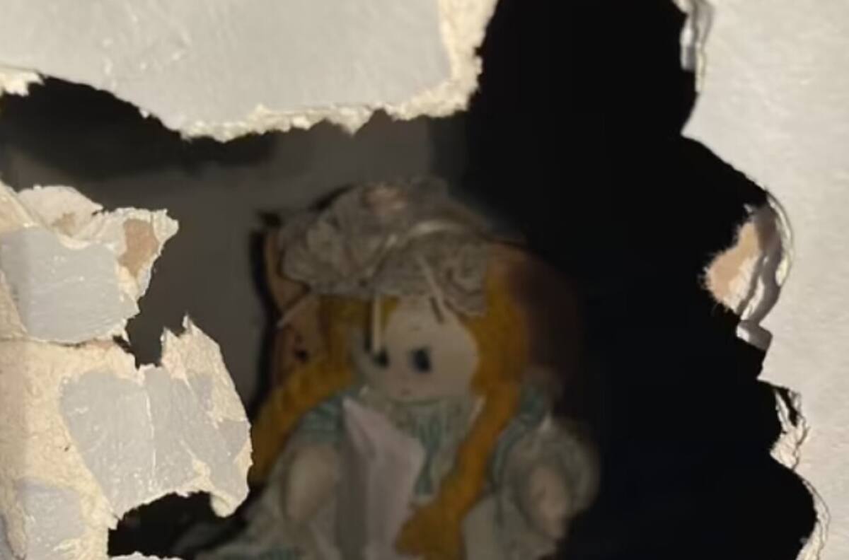 Hombre compra una casa y encuentra una muñeca escondida con un aterrador mensaje