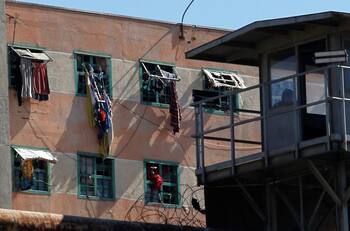 Gendarmes abrieron fuego contra delincuentes que lanzaron droga a la cárcel de Valparaíso