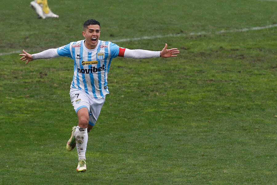 Julián Alfaro es uno de los referentes de Magallanes. Foto: Aton.