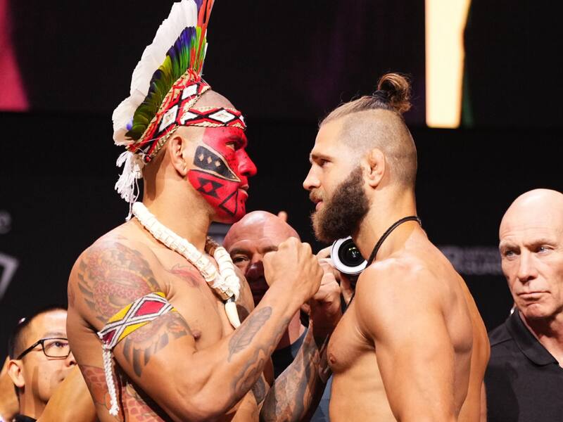 en la ceremonia de pesaje previo a la pelea. (Foto: @UFC)