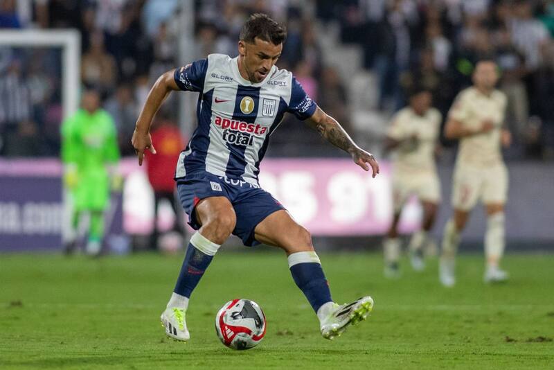 El delantero ex Colo Colo no tuvo un buen rendimiento en Alianza Lima.