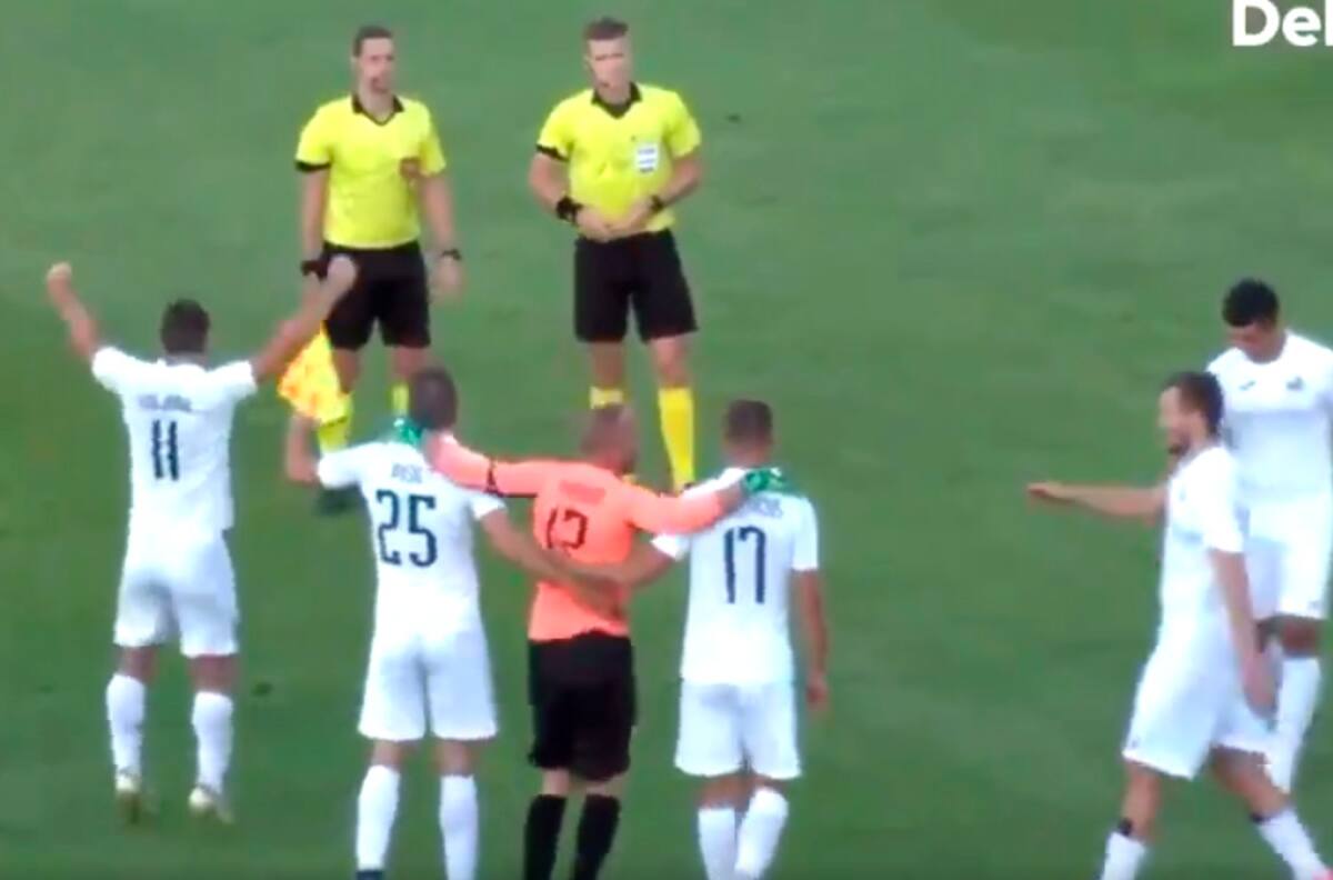 Jugadores le dedicaron empate a los árbitros tras cuatro expulsiones