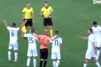 Jugadores le dedicaron empate a los árbitros tras cuatro expulsiones