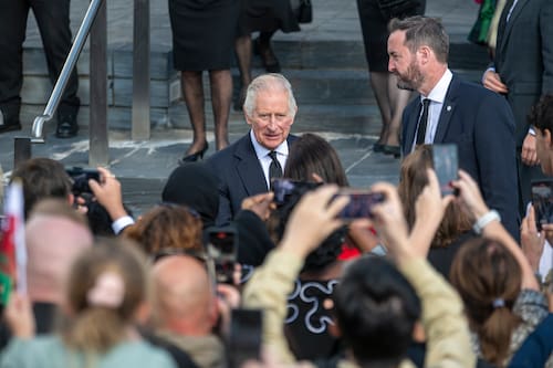El Rey Calos III saluda al público al salir del Parlamento Galés, a 16 de septiembre de 2022, en Cardiff, Gales, (Reino Unido). Primero, el monarca ha visitado junto a Camila la Catedral de Llandaff, donde ha tenido lugar un servicio de oración y reflexión para conmemorar la vida de Isabel II, fallecida el pasado 8 de septiembre. Después han acudido al Parlamento Gales, para finalizar su visita oficial en el castillo de Cardiff, donde han mantenido una reunión con organizaciones benéficas.
16 SEPTIEMBRE 2022;REY;CARLOS III;GALES;MONARCA;REINO UNIDO;MONARQUIA;FALLECIMIENTO;ISABEL II
Lorena Sopêna / Europa Press
(Foto de ARCHIVO)
16/9/2022