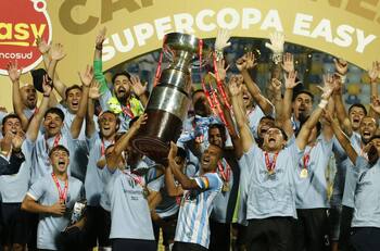 Se inscribió César Cortés: los nueve capitanes que levantaron la Supercopa del fútbol chileno