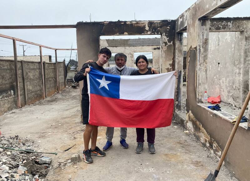 El joven delantero junto a sus padres en lo que quedó de su hogar. Foto: Cedida.