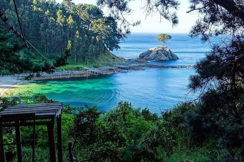 Este balneario cuenta con vegetación nativa y aguas cristalinas.
Foto. @Facebook Datos Viajeros Chile.
