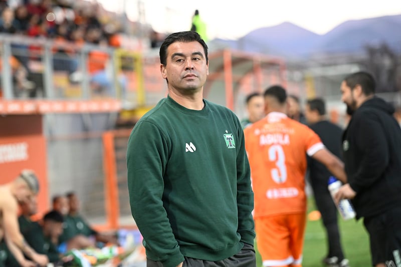 El entrenador Juan José Ribera mira hacía la izquierda durante el partido de Cobreloa y Deportes Temuco en la Primera B del fútbol chileno.