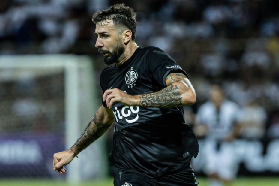 El delantero en Olimpia. Foto: @lucaspratto