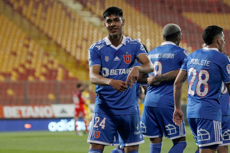 Darío Osorio tras marcar un gol frente a Everton en 2022. Foto: Aton.
