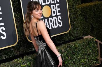 Rumores de boda para Dakota Johnson y Chris Martin: Actriz de "Cincuenta Sombras de Grey"  lució gran anillo