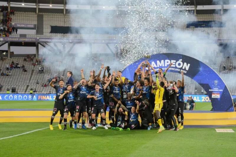 Una postal de la final de 2022: los campeones celebran con las tribunas vacías.