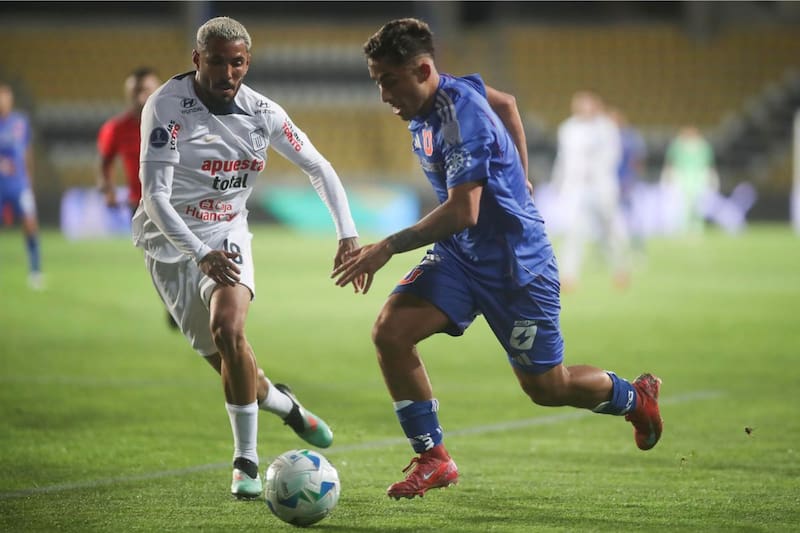 La U superó a Alianza Lima y ahora va por Lanús de Argentina. Foto: EFE.