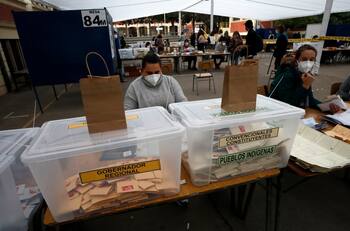 Elecciones 2021: a última hora los chilenos se volcaron a las urnas para emitir su voto