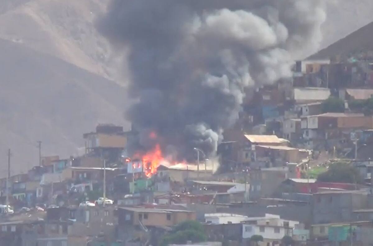 VIDEO | Voraz incendio afectó a una serie de casas en campamento de Antofagasta