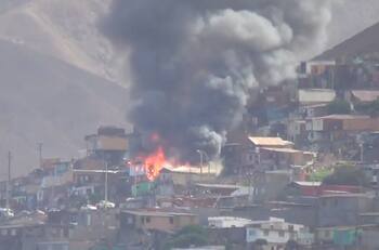 VIDEO | Voraz incendio afectó a una serie de casas en campamento de Antofagasta