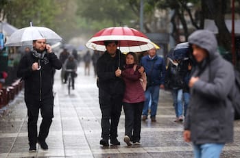 Meteoróloga Michelle Adam confirma a qué hora comenzará la lluvia en Santiago y cuánta agua caerá este jueves