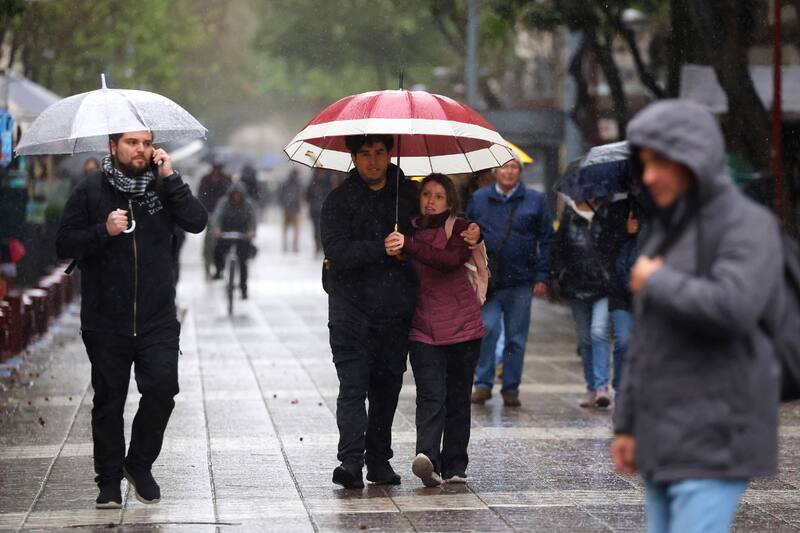La meteoróloga Michelle Adam aclaró que el fenómeno tendrá un carácter tropical, con altas temperaturas a pesar de las precipitaciones. Créditos: Jonnathan Oyarzun/Aton Chile.