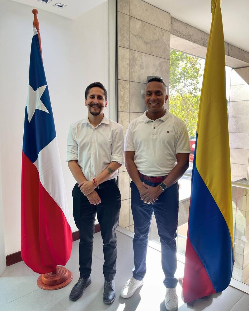 Sebastián Guanumen (a la izquierda), el nuevo embajador de Colombia en Chile.