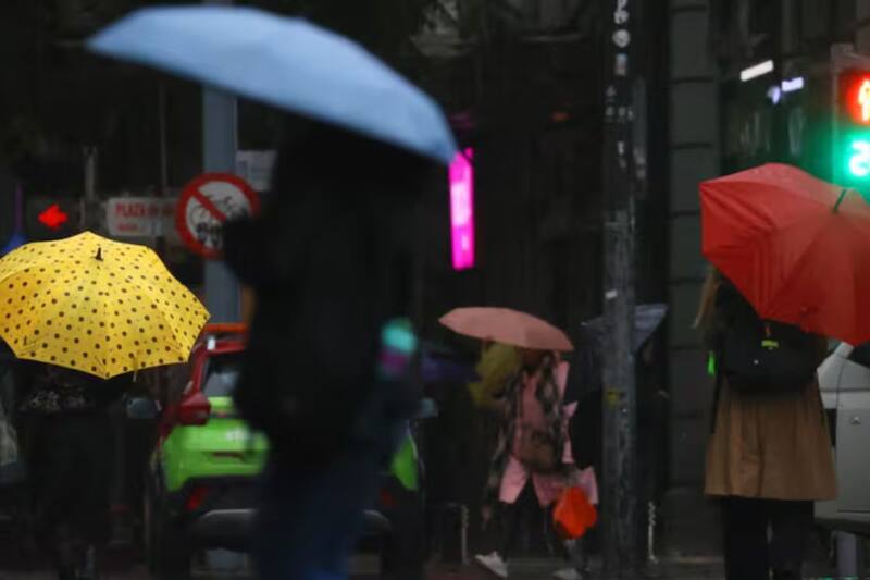 A esta hora podría comenzar a llover en el centro de Santiago.
Créditos: Aton.