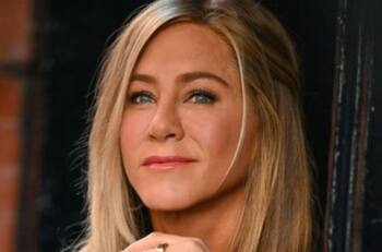 Jennifer Aniston presume su canas y causa sensación
