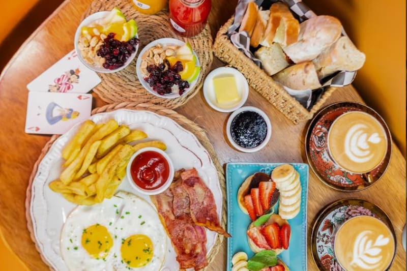 En su menú, esta cafetería temática ofrece opciones para todos los gustos, ya sea sin gluten, vegetarianas, dulces o saladas. Foto: Instagram Wonderland Café.