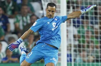 “Genera desconfianza”: La extraña crítica que recibió Claudio Bravo en el Betis tras dejar su arco en cero