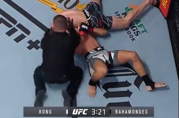 VIDEO | Así sometió la "Jaula" Bahamondes al chino Rong Zhu en el UFC Vegas 49
