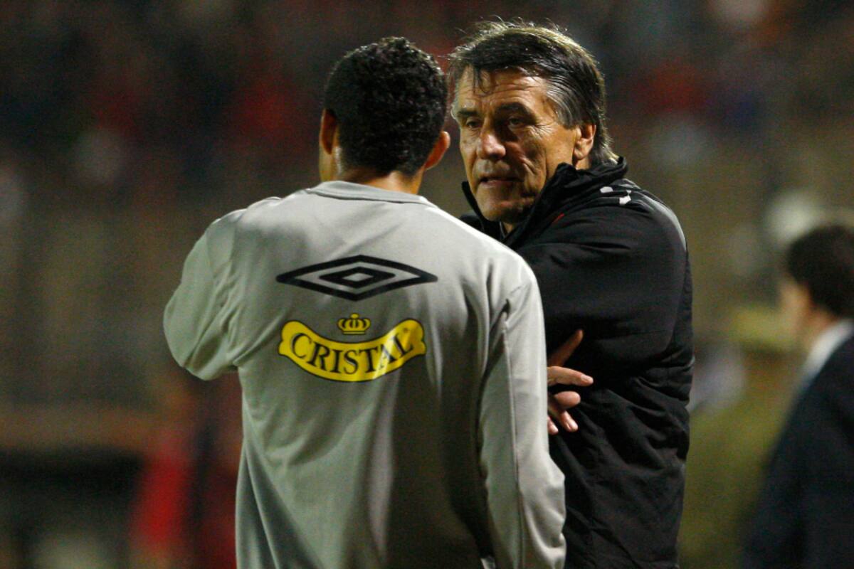 FUTBOL, LA SERENA VS COLO COLO
SEGUNDO PARTIDO SEMIFINAL, CAMPEONATO DE CLAUSURA 2009
HUGO TOCALLI, ENTRENADOR DE COLO COLO, DA INSTRUCCIONES A PABLO MAGALHAES DURANTE EL PARTIDO DE PRIMERA DIVISION CONTRA LA SERENA.
02/12/2009
LA SERENA, CHILE.
ANDRES PINA / PHOTOSPORT
SOCCER, LA SERENA VS COLO COLO
SECOND ROUND SEMIFINALS, CLOSURE CHAMPIONSHIP 2009
HUGO TOCALLI, HEAD COACH OF COLO COLO, GIVES INSTRUCTIOS TO PABLO MAGALHAES DURING THEIR FIRST DIVISION FOOTBALL AT LA PORTADA STADIUM IN LA SERENA, CHILE.
02/12/2009
ANDRES PINA / PHOTOSPORT