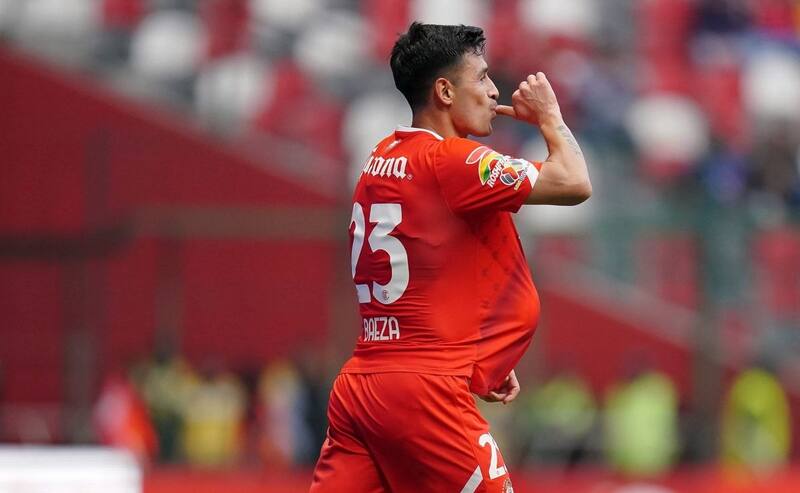 Claudio Baeza celebrando su gol en Toluca.