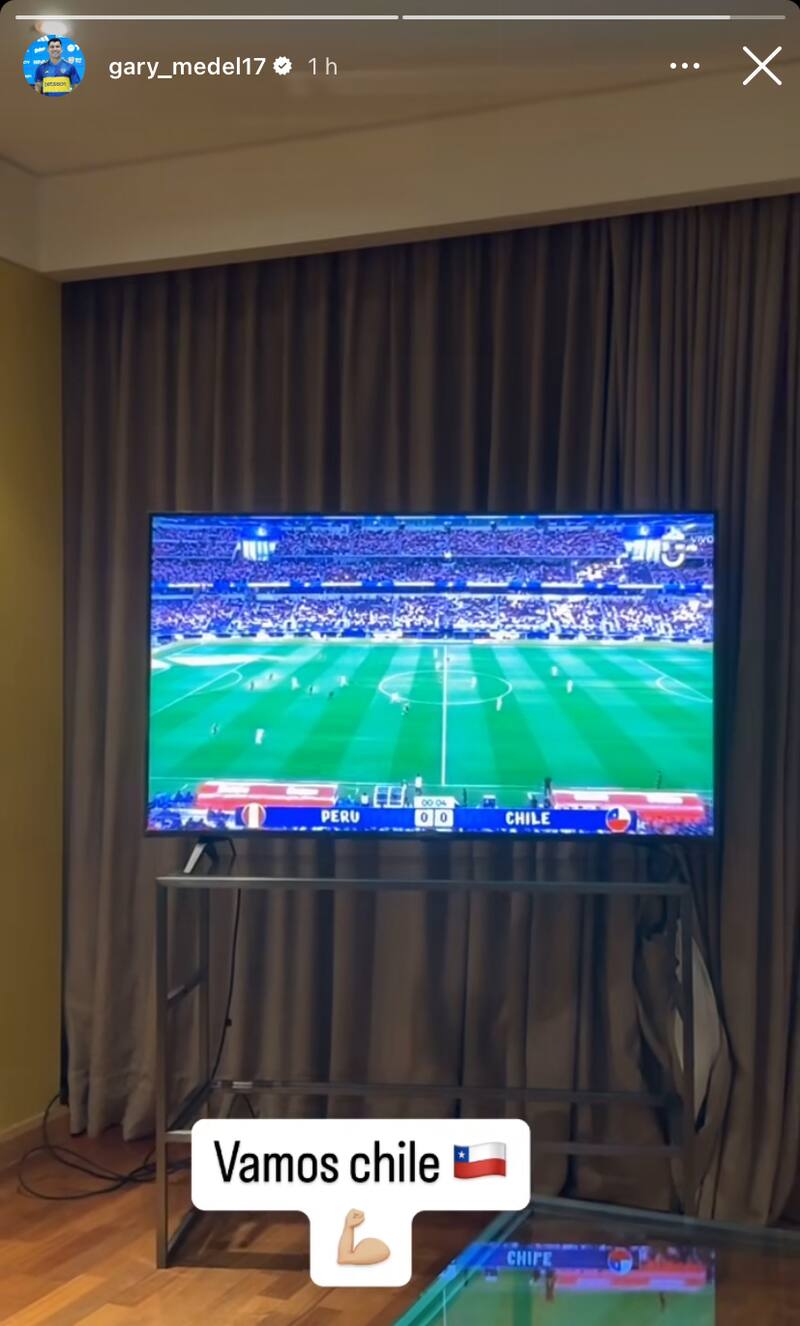 Gary Medel viendo el debut de La Roja